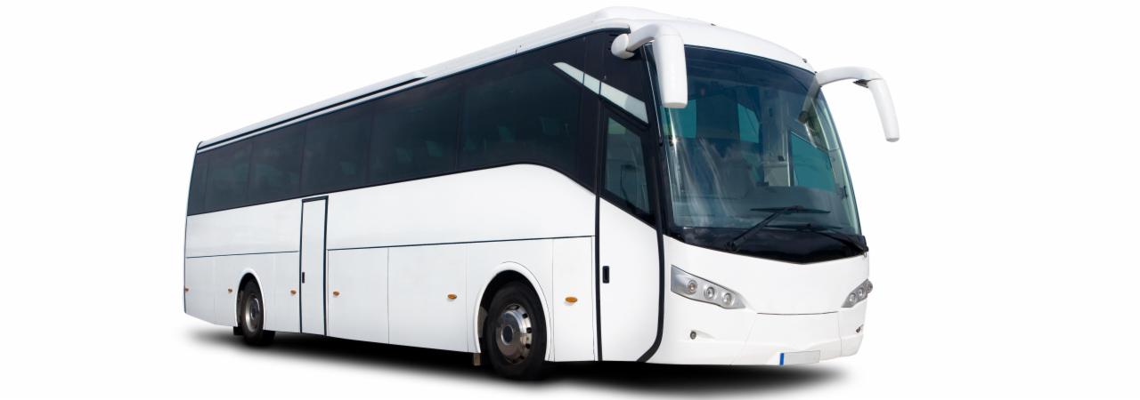 Biały autokar turystyczny z ciemnymi szybami na białym tle. Widok z boku, lekko od przodu. Charakterystyczne lusterka nad przednią szybą.