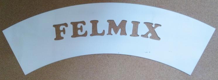 Wycięty laserowo, zakrzywiony element z nazwą firmy 'FELMIX', wykonany z jasnego metalu na brązowym tle. Precyzyjna obróbka CNC.