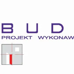 Logo firmy BUDMAN z fioletowym napisem i szaro-czerwonym graficznym symbolem budynku, oferującej projekt, wykonawstwo i sprzedaż.