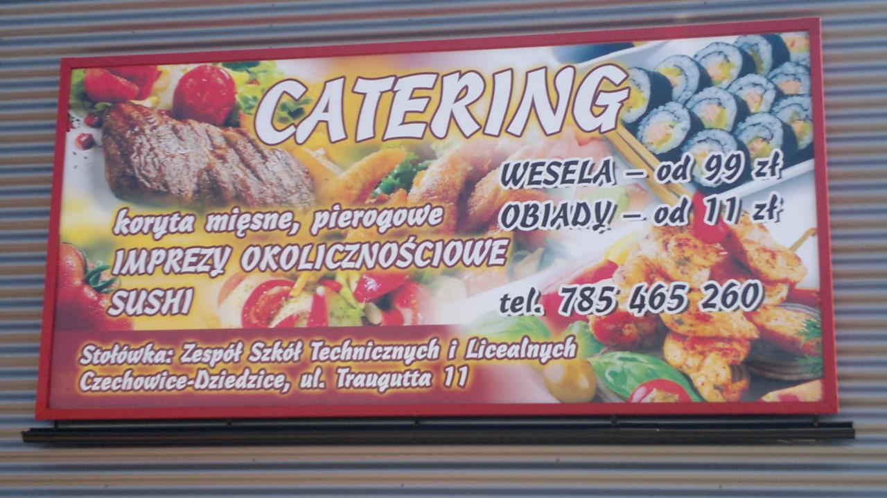 Baner reklamowy cateringu z ofertą na wesela, obiady i imprezy okolicznościowe. Widoczne dania mięsne, sushi i pierogi. Adres: Czechowice-Dziedzice, ul. Traugutta 11.