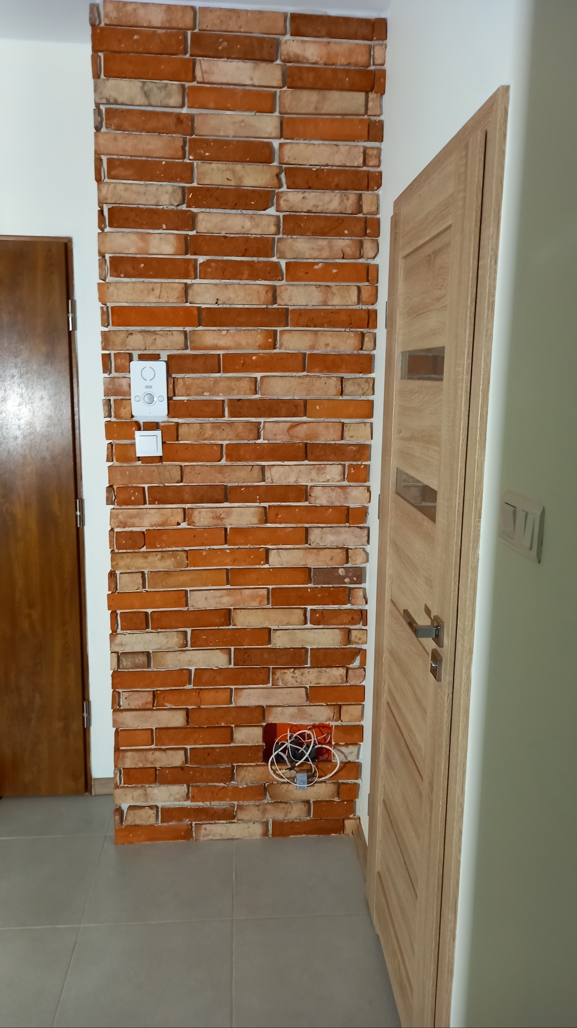 Ścianka z cegiełek w przedpokoju
