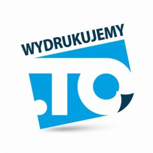 Niebiesko-białe logo z napisem 'WYDRUKUJEMY' nachylonym nad abstrakcyjnym symbolem, sugerujące usługi drukarskie i nowoczesny design.