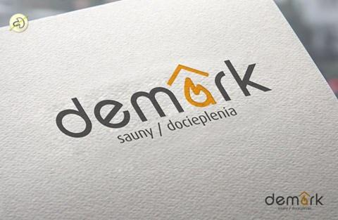 Logo firmy Demark na teksturowanym papierze, specjalizującej się w saunach i dociepleniach, z elementem graficznym domu w kolorze pomarańczowym.