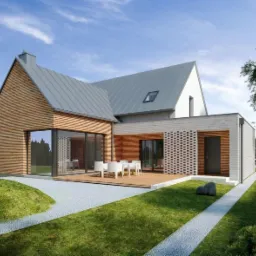 Wizualizacja domu jednorodzinnego z drewnianą elewacją i szarym dachem. Taras z białymi krzesłami i stołem. Widok z ogrodu, ścieżka z białego żwiru.