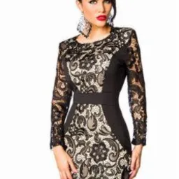 Kobieta w dopasowanej, czarnej sukience z koronkowymi wstawkami w kolorze ecru, z długimi koronkowymi rękawami i wyrazistym makijażem.