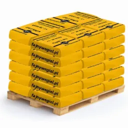 Paleta z ośmioma workami żółtego opału z nadrukiem 'fajnywegiel.pl' i informacją o zawartości popiołu, ustawiona na jasnym tle.