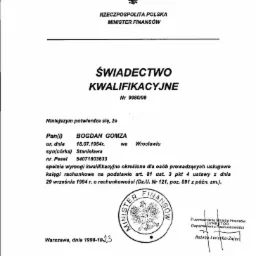 Skan świadectwa kwalifikacyjnego Ministerstwa Finansów dla osoby prowadzącej księgi rachunkowe, wydanego w Warszawie w 1998 roku, potwierdzającego uprawnienia dla Bogdana Gomzy z Wrocławia.