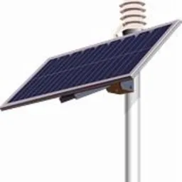 Panel słoneczny z czujnikiem na słupie, skierowany w górę, na białym tle. Ilustracja systemu monitoringu energii słonecznej.