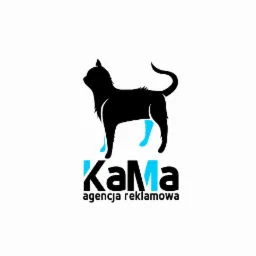 Logo agencji reklamowej Kama: sylwetka czarnego kota z niebieskimi detalami, stylizowane litery nazwy i dopisek 'agencja reklamowa' na białym tle.