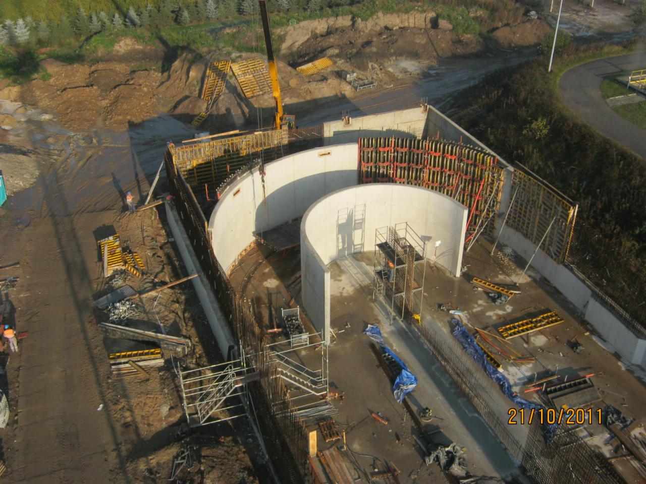 Budowa betonowego zbiornika z użyciem szalunków, widok z góry. Żuraw budowlany w tle, data 21/10/2011 w prawym dolnym rogu.