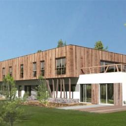 Mikostudio Krzysztof Pocałujko - Wizualizacja budynku dwukondygnacyjnego z drewnianą elewacją, białym parterem i tarasem. Widoczne drzewa iglaste i trawnik. Projekt architektoniczny w otoczeniu zieleni.