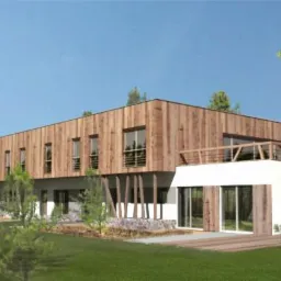 Wizualizacja budynku dwukondygnacyjnego z drewnianą elewacją, białym parterem i tarasem. Widoczne drzewa iglaste i trawnik. Projekt architektoniczny w otoczeniu zieleni.