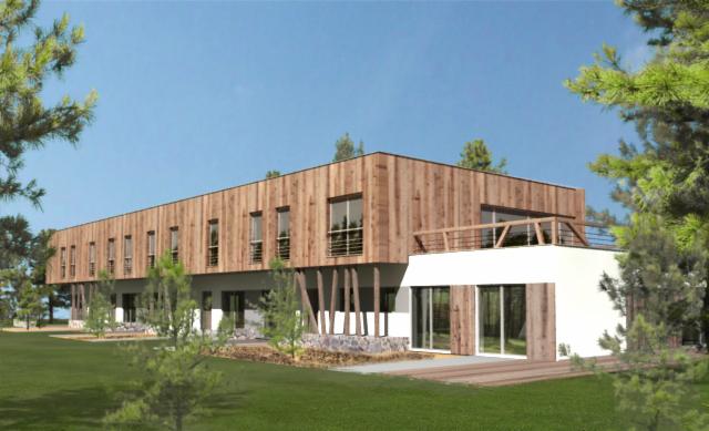 Wizualizacja budynku dwukondygnacyjnego z drewnianą elewacją, białym parterem i tarasem. Widoczne drzewa iglaste i trawnik. Projekt architektoniczny w otoczeniu zieleni.