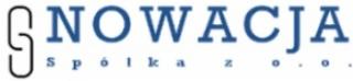 Niebieskie logo firmy 'NOWACJA spółka z o.o.' z symbolem paragrafu w kolorze czarnym po lewej stronie nazwy. Logo na białym tle.