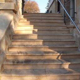 zdjęcie schodów z piaskowca