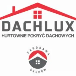 Logo firmy Dachlux z czerwonym dachem i oknem. Szary napis 'DACHLUX Hurtownie Pokryć Dachowych' i małe logo 'Panorama Dachów' na białym tle.