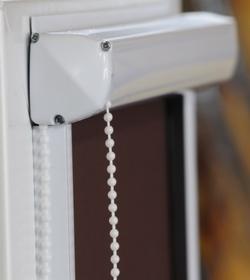 Usuwanie starych rolet i żaluzji.