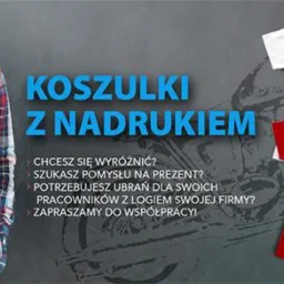 Mężczyzna w koszulce z nadrukiem czaszki, na tle grafiki motocykla, obok biała i czerwona koszulka z nadrukami, napis 'KOSZULKI Z NADRUKIEM'.
