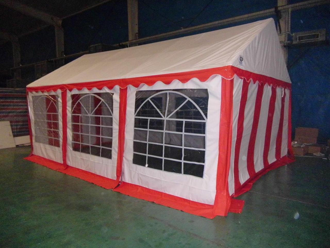 Namiot magazynowy 4x6m, biało-czerwone pasy, okna z kratownicą, nowy model, mocna konstrukcja, widok z boku w hali.