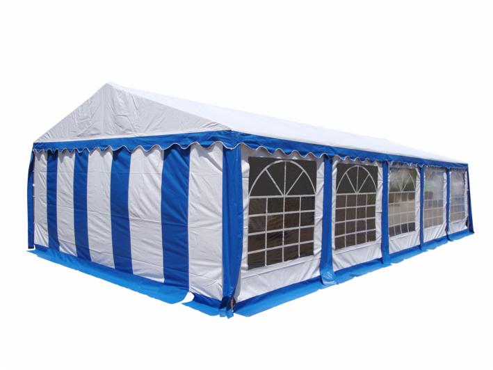 Długi, biało-niebieski namiot halowy z oknami, widok z zewnątrz na białym tle.