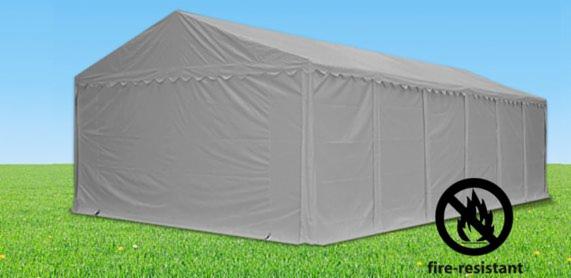 Szary, ognioodporny namiot magazynowy na zielonej trawie, z błękitnym niebem w tle.