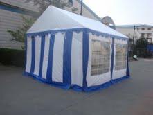 Namiot magazynowy 3x4m z białymi ścianami i niebieskimi pasami, widoczne okna na jednej ze ścian, szara nawierzchnia podłoża.