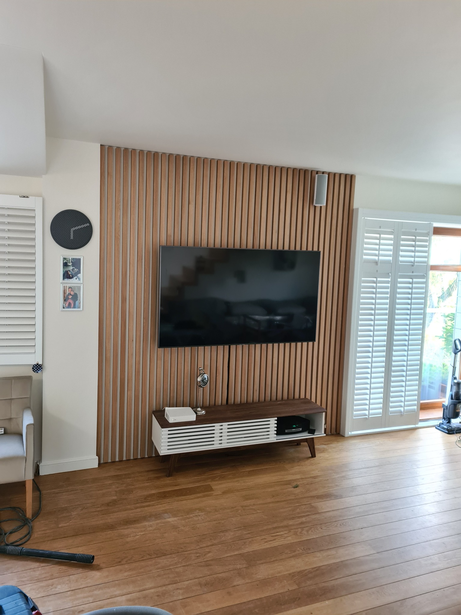 Dębowe Lamele na ścianie gdzie tv