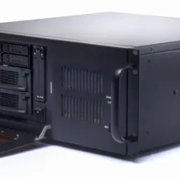 Czarna obudowa serwera rack 2U z otwartymi drzwiczkami przedniego panelu, widoczne zatoki na dyski twarde i kratki wentylacyjne. Solidna konstrukcja, metalowa obudowa.