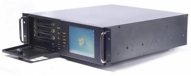 Czarny serwer rack z otwartą obudową z przodu, widoczny ekran z logo Windows, uchwyty po bokach, na białym tle. Sprzęt komputerowy.