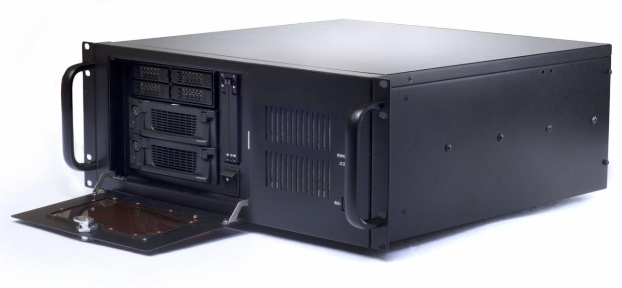 Czarna obudowa serwera rack 2U z otwartymi drzwiczkami przedniego panelu, widoczne zatoki na dyski twarde i kratki wentylacyjne. Solidna konstrukcja, metalowa obudowa.