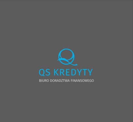 Logo firmy QS Kredyty, błękitny znak graficzny i napis na szarym tle, biuro doradztwa finansowego.
