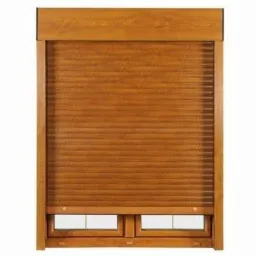 Drewniana roleta zewnętrzna w kolorze miodowego dębu, częściowo opuszczona, odsłaniająca okno z dwoma małymi szybami. Widoczne poziome lamele i drewniana rama.