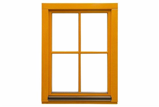 Żółte okno z czterema szybami, drewniane, z widocznym uchwytem. Prezentacja okien od stolarza z Wadowic. Klasyczny design i solidne wykonanie.