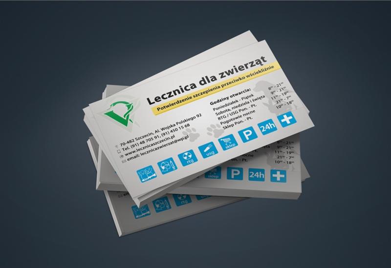 Stos wizytówek Lecznicy dla zwierząt ze Szczecina, z informacjami o szczepieniach, godzinach otwarcia i usługach RTG/USG. Widoczne logo i dane kontaktowe.