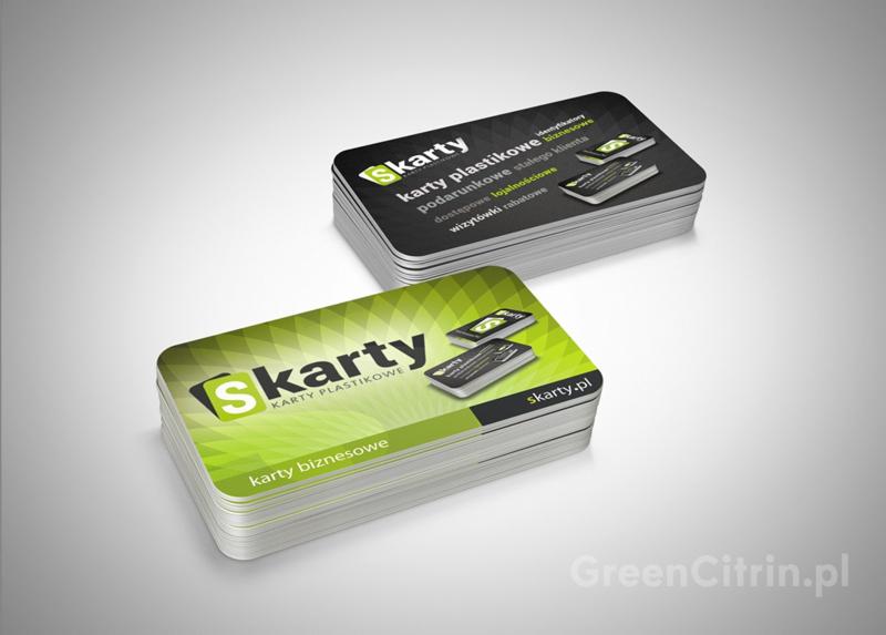 Dwa stosy kart plastikowych „Skarty” z zaokrąglonymi rogami. Jeden stos zielony z napisem „karty biznesowe”, drugi czarny z napisem „dla stałego klienta”.