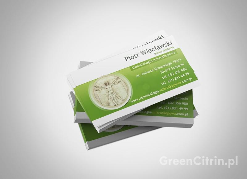 Stos wizytówek dentysty Piotra Więcławskiego z zielonym tłem, logiem z człowiekiem witruwiańskim i danymi kontaktowymi na jasnym tle. Precyzyjny druk i detale.