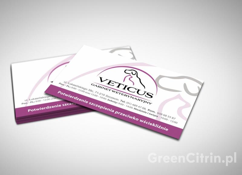 Stos wizytówek gabinetu weterynaryjnego Veticus ze Szczecina, z fioletowym paskiem 'Potwierdzenie szczepienia przeciwko wściekliźnie'. Logo z sylwetką psa.