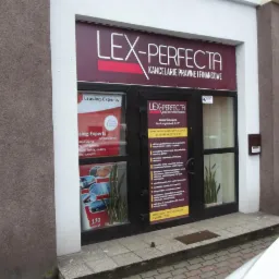 Fasada biura Lex-Perfecta w Świnoujściu, oferującego usługi prawne i finansowe, z widocznymi plakatami 'Leasing-Experts' i danymi kontaktowymi na drzwiach.