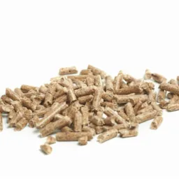 Jasne, równomiernie oświetlone ujęcie pryzmy brązowych, cylindrycznych granulek biopaliwa na białym tle, ukazujące teksturę i strukturę materiału.