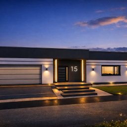 Biuro Projektów i Realizacji Inwestycji GP - Nowoczesny, parterowy dom z garażem i oświetleniem elewacyjnym, numer domu podświetlony, widok z zewnątrz o zmierzchu, minimalistyczny design.