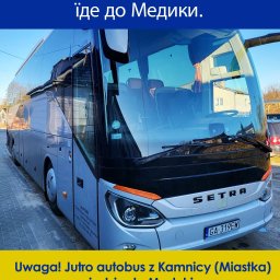 Przewozy Krajowe i Międzynarodowe KAJK TOURS K. Hingst - Srebrny autokar Setra z polską rejestracją GA 319EW na tle budynku. Napisy informują o transporcie z Miastka do Medyki i przewozie darów/uchodźców.