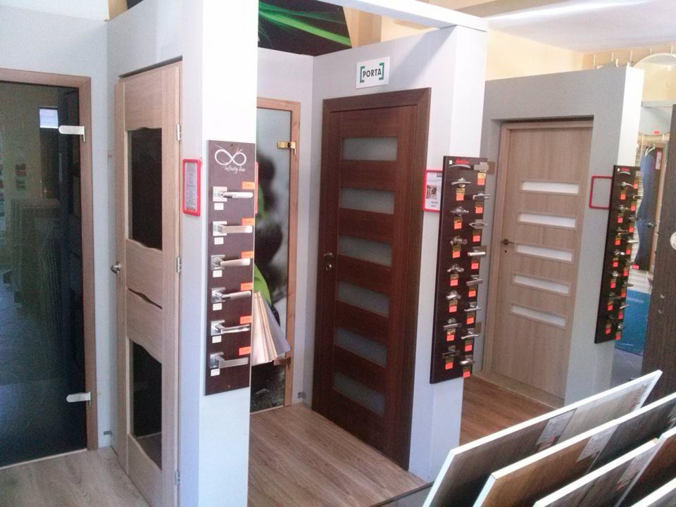 Ekspozycja różnych modeli drzwi wewnętrznych z przeszkleniami w salonie. Widoczne próbki klamek i podłóg. Drzwi marki Porta.