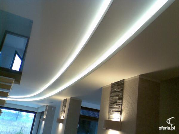 Nowoczesny sufit podwieszany z oświetleniem LED, dekoracyjne panele ścienne z kamienia, widok z dołu.