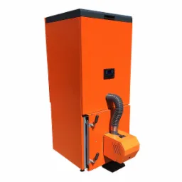 Pomarańczowy piec z podajnikiem, widoczne elementy sterujące i wąż doprowadzający paliwo, na białym tle.