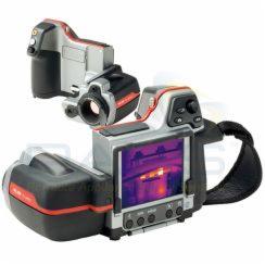 Dwa urządzenia do pomiaru temperatury: kamera termowizyjna Flir T425 z zestawem obiektywów, widoczny ekran z obrazem termograficznym.