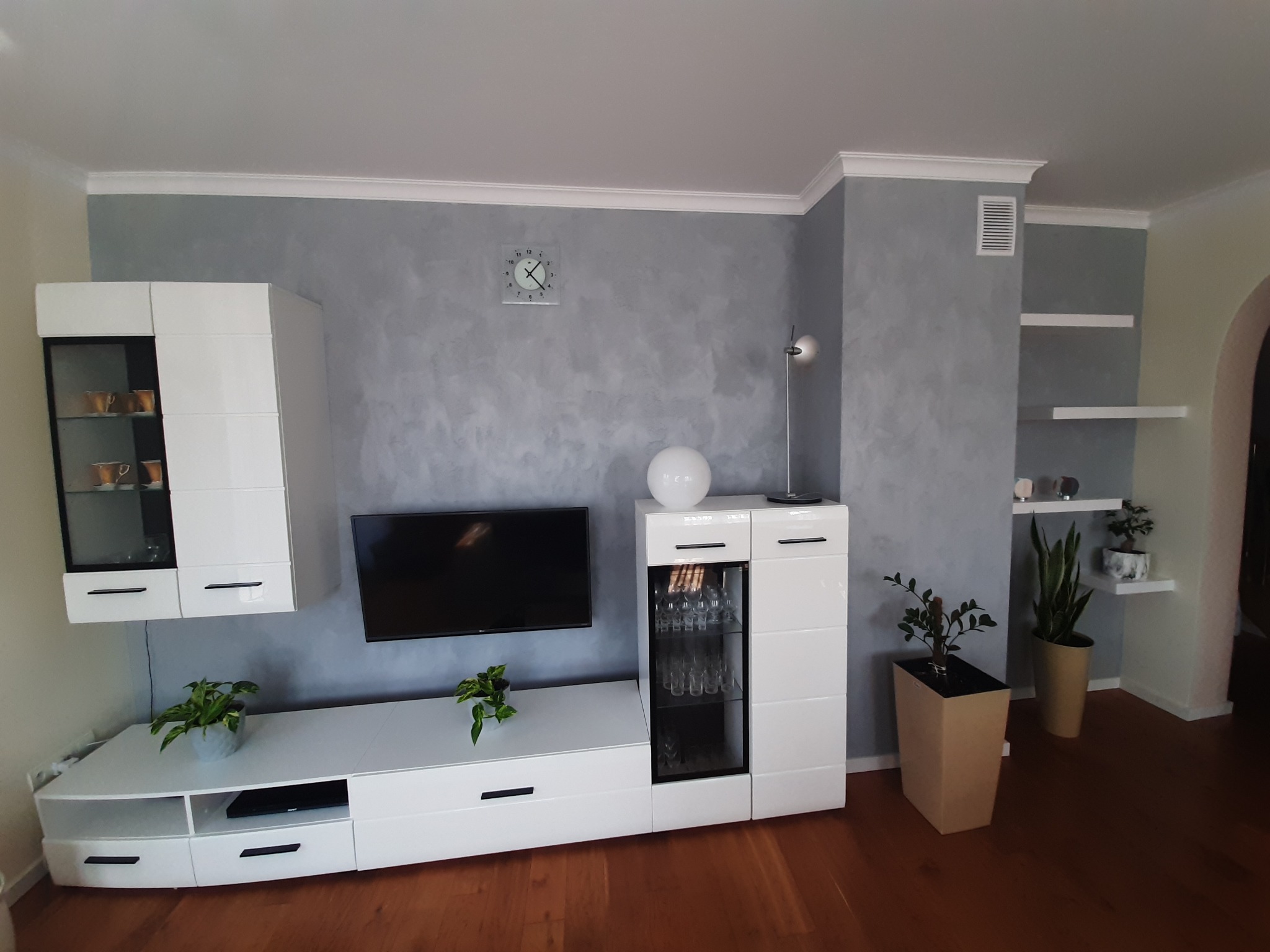 Półeczki oraz efekt 3D na ścianie