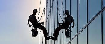 Mycie alpinistyczne okien, elewacji