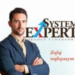 Mężczyzna w marynarce, obok logo 'System Expert' z niebieską strzałką, napis 'Zaufaj najlepszym' na białym tle. Ekspert finansowy.