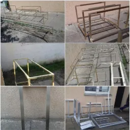 Kolaż zdjęć przedstawiających metalowe ramy o różnych kształtach i rozmiarach, niektóre w kolorze złotym, inne srebrne, leżące na zewnątrz budynku, prawdopodobnie w trakcie lub po procesie...