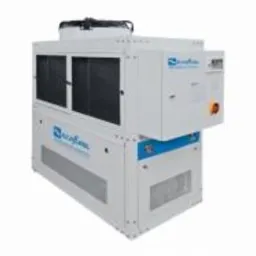 Biały agregat chłodniczy EcoFlow z wentylatorem na górze, widok z boku, na białym tle. Precyzyjne wykonanie, czyste linie, nowoczesny design.